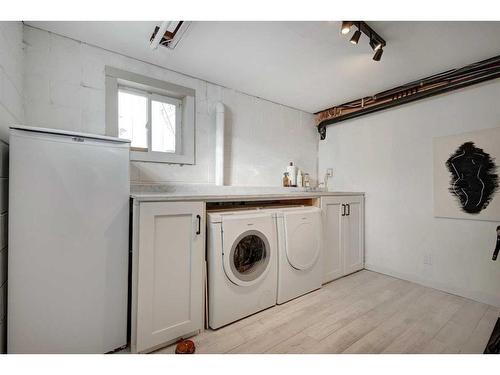 3536 2 Avenue Sw, Calgary, AB - Indoor Photo Showing Laundry Room