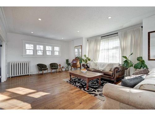 3536 2 Avenue Sw, Calgary, AB - Indoor Photo Showing Living Room