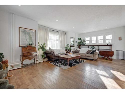 3536 2 Avenue Sw, Calgary, AB - Indoor Photo Showing Living Room