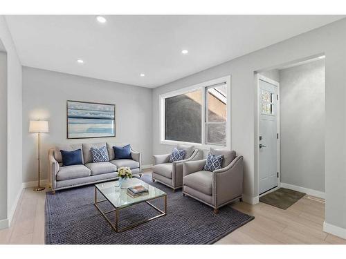 85 Penworth Close Se, Calgary, AB - Indoor Photo Showing Living Room