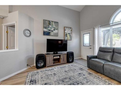 229 Chaparral Villas Se, Calgary, AB - Indoor Photo Showing Living Room