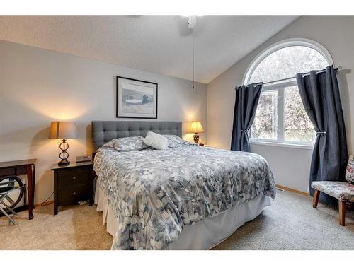 229 Chaparral Villas Se, Calgary, AB - Indoor Photo Showing Bedroom