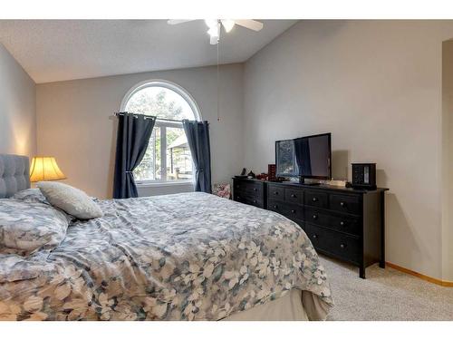 229 Chaparral Villas Se, Calgary, AB - Indoor Photo Showing Bedroom