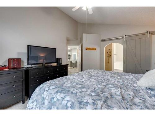 229 Chaparral Villas Se, Calgary, AB - Indoor Photo Showing Bedroom