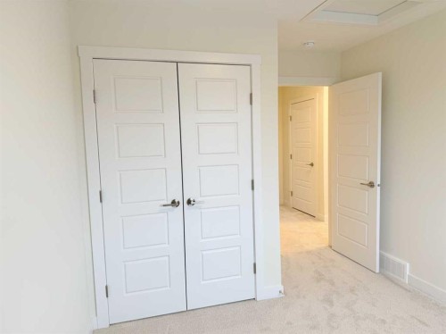 322 Sundown Road, Cochrane, AB - Indoor Photo Showing Other Room