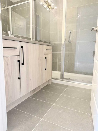 322 Sundown Road, Cochrane, AB - Indoor Photo Showing Bathroom