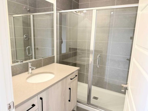322 Sundown Road, Cochrane, AB - Indoor Photo Showing Bathroom