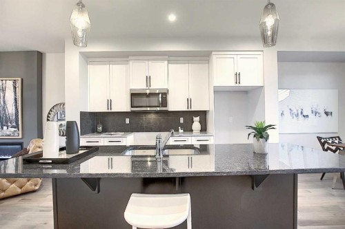 322 Sundown Road, Cochrane, AB - Indoor Photo Showing Kitchen With Upgraded Kitchen