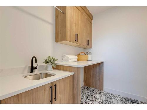 4911 19 Avenue Nw, Calgary, AB - Indoor Photo Showing Kitchen