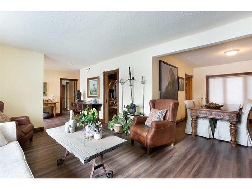 704 47 Avenue Sw, Calgary, AB - Indoor Photo Showing Living Room