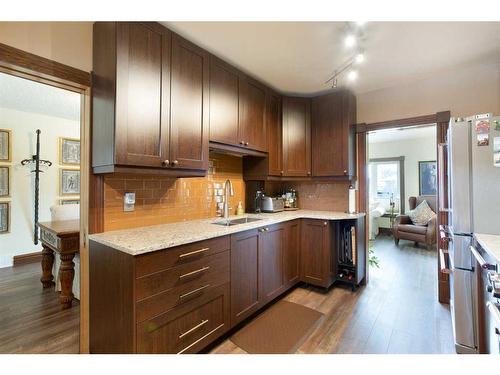 704 47 Avenue Sw, Calgary, AB - Indoor Photo Showing Kitchen