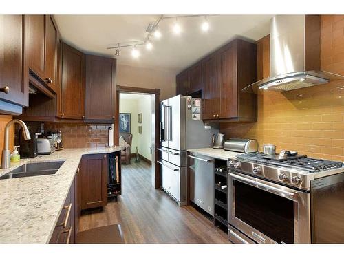 704 47 Avenue Sw, Calgary, AB - Indoor Photo Showing Kitchen