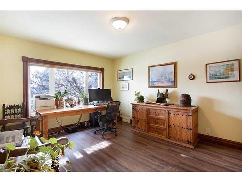 704 47 Avenue Sw, Calgary, AB - Indoor Photo Showing Bedroom