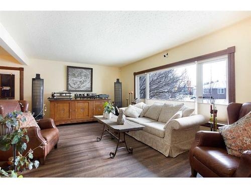 704 47 Avenue Sw, Calgary, AB - Indoor Photo Showing Living Room