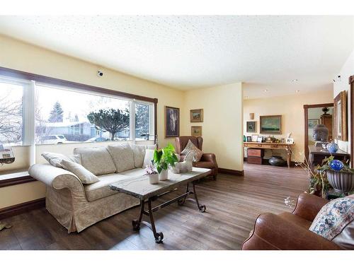 704 47 Avenue Sw, Calgary, AB - Indoor Photo Showing Living Room