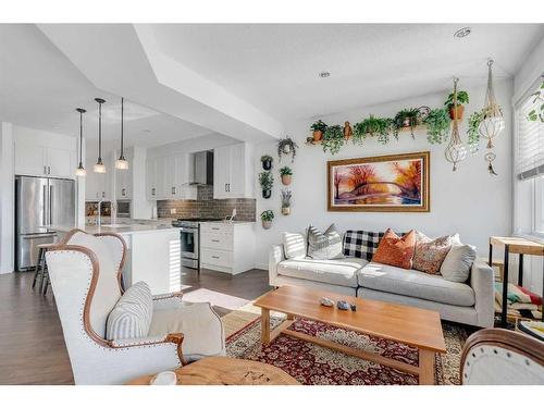 621 15 Avenue Ne, Calgary, AB - Indoor Photo Showing Living Room