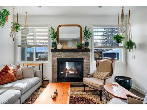 621 15 Avenue Ne, Calgary, AB - Indoor Photo Showing Living Room With Fireplace