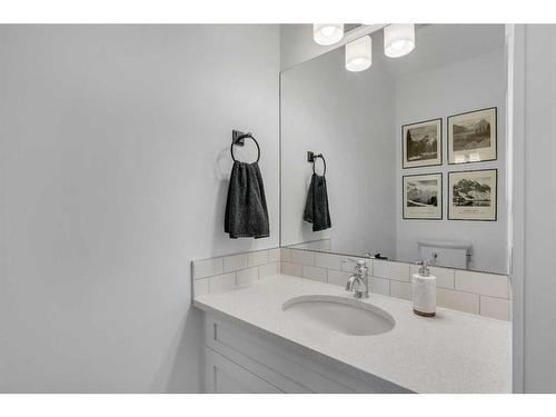 621 15 Avenue Ne, Calgary, AB - Indoor Photo Showing Bathroom