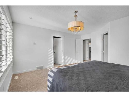 621 15 Avenue Ne, Calgary, AB - Indoor Photo Showing Bedroom