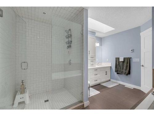 621 15 Avenue Ne, Calgary, AB - Indoor Photo Showing Bathroom