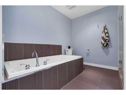 621 15 Avenue Ne, Calgary, AB - Indoor Photo Showing Bathroom