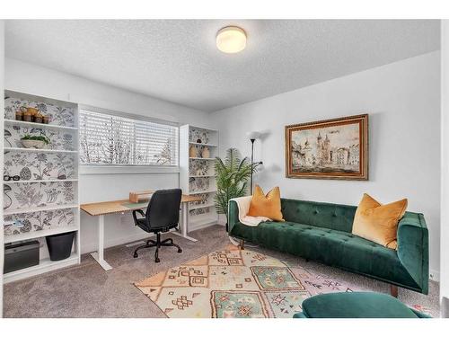 621 15 Avenue Ne, Calgary, AB - Indoor Photo Showing Living Room