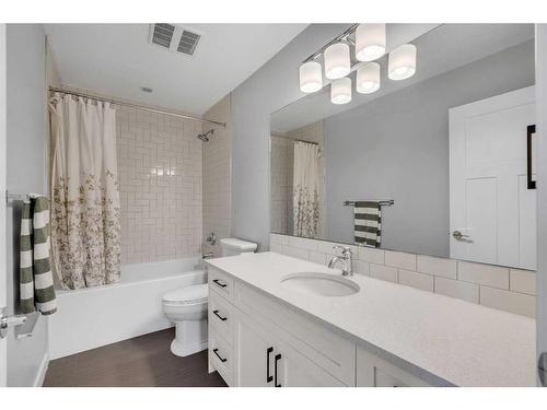 621 15 Avenue Ne, Calgary, AB - Indoor Photo Showing Bathroom