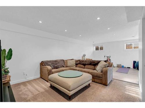 621 15 Avenue Ne, Calgary, AB - Indoor Photo Showing Living Room