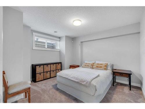 621 15 Avenue Ne, Calgary, AB - Indoor Photo Showing Bedroom