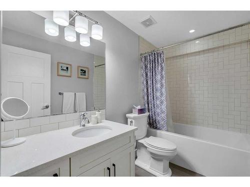 621 15 Avenue Ne, Calgary, AB - Indoor Photo Showing Bathroom