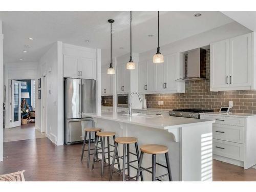 621 15 Avenue Ne, Calgary, AB - Indoor Photo Showing Kitchen With Upgraded Kitchen