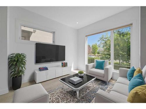 2505 21 Street Sw, Calgary, AB - Indoor Photo Showing Living Room