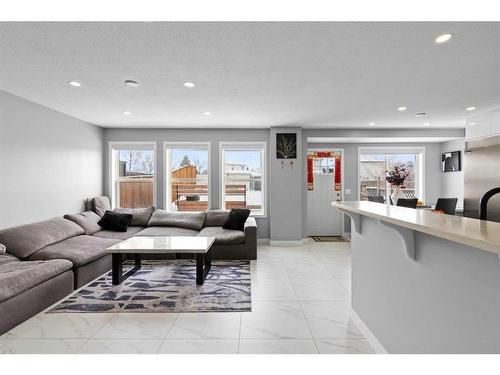 319 Coventry Road Ne, Calgary, AB - Indoor Photo Showing Living Room