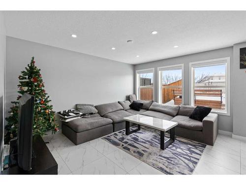 319 Coventry Road Ne, Calgary, AB - Indoor Photo Showing Living Room