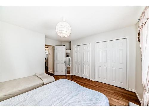 76 Bridleridge Gardens Sw, Calgary, AB - Indoor Photo Showing Bedroom