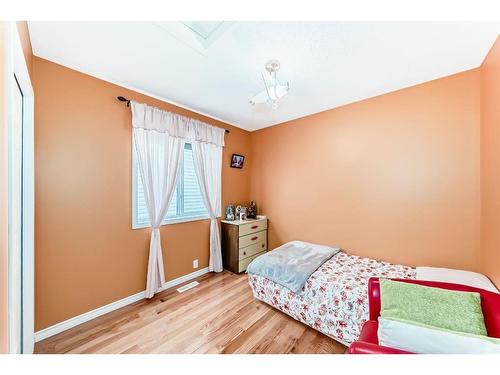 76 Bridleridge Gardens Sw, Calgary, AB - Indoor Photo Showing Bedroom