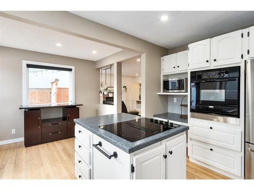 1393 Shawnee Road Sw, Calgary, AB - Indoor Photo Showing Kitchen