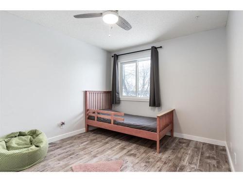 1393 Shawnee Road Sw, Calgary, AB - Indoor Photo Showing Bedroom