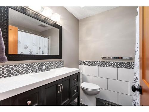 1393 Shawnee Road Sw, Calgary, AB - Indoor Photo Showing Bathroom