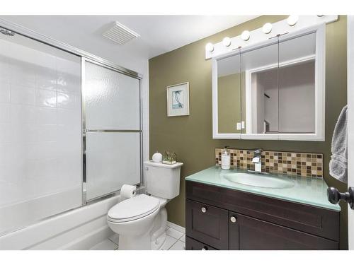 1393 Shawnee Road Sw, Calgary, AB - Indoor Photo Showing Bathroom