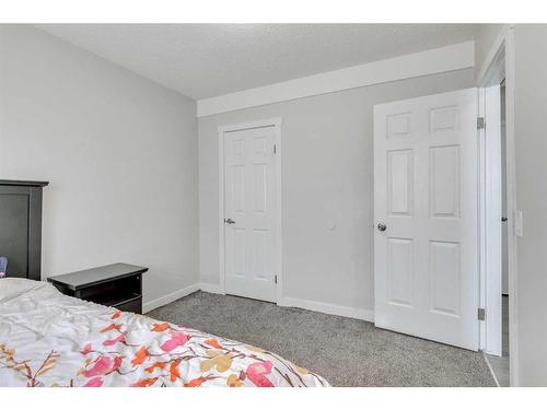 58 Anaheim Place Ne, Calgary, AB - Indoor Photo Showing Living Room