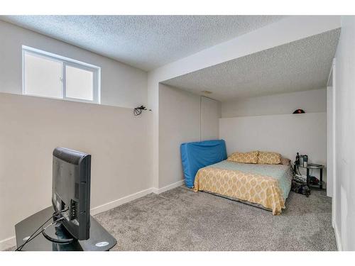 58 Anaheim Place Ne, Calgary, AB - Indoor Photo Showing Bedroom