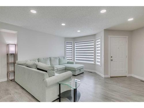 58 Anaheim Place Ne, Calgary, AB - Indoor Photo Showing Living Room