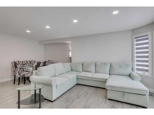 58 Anaheim Place Ne, Calgary, AB - Indoor Photo Showing Living Room