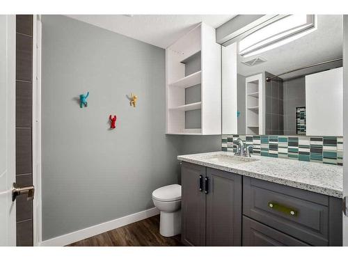 228 Cranarch Crescent Se, Calgary, AB - Indoor Photo Showing Bathroom