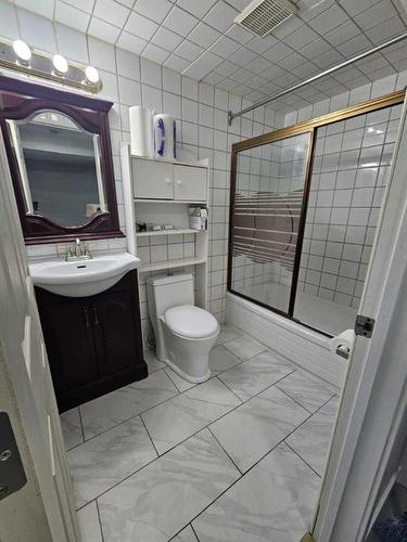 4320 Marbank Drive Ne, Calgary, AB - Indoor Photo Showing Bathroom