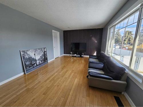 4320 Marbank Drive Ne, Calgary, AB - Indoor Photo Showing Living Room