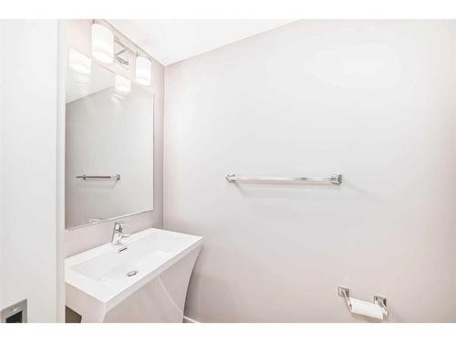 1517 Symons Valley Parkway Nw, Calgary, AB - Indoor Photo Showing Bathroom