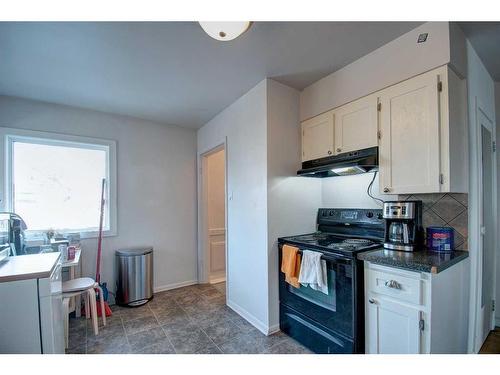 3203 9 Street Nw, Calgary, AB - Indoor Photo Showing Kitchen