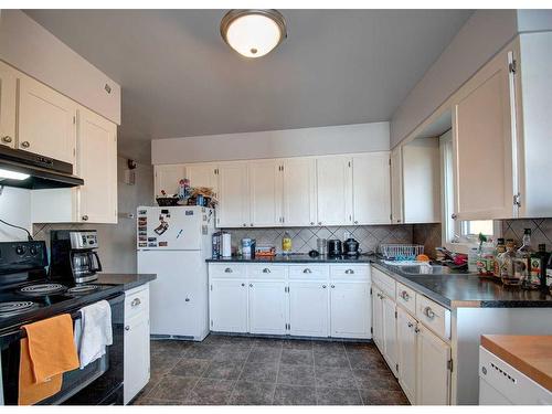 3203 9 Street Nw, Calgary, AB - Indoor Photo Showing Kitchen